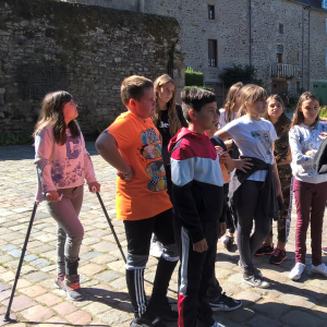 6ème2 à l'entrée de l'abbaye