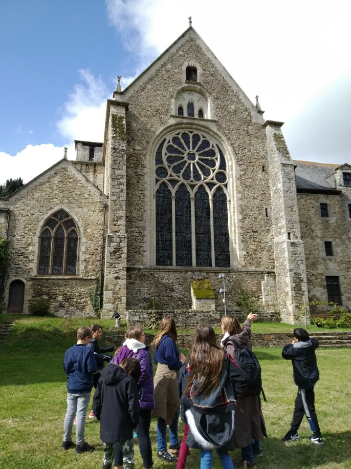 6ème1 dans le jardin de l'abbaye